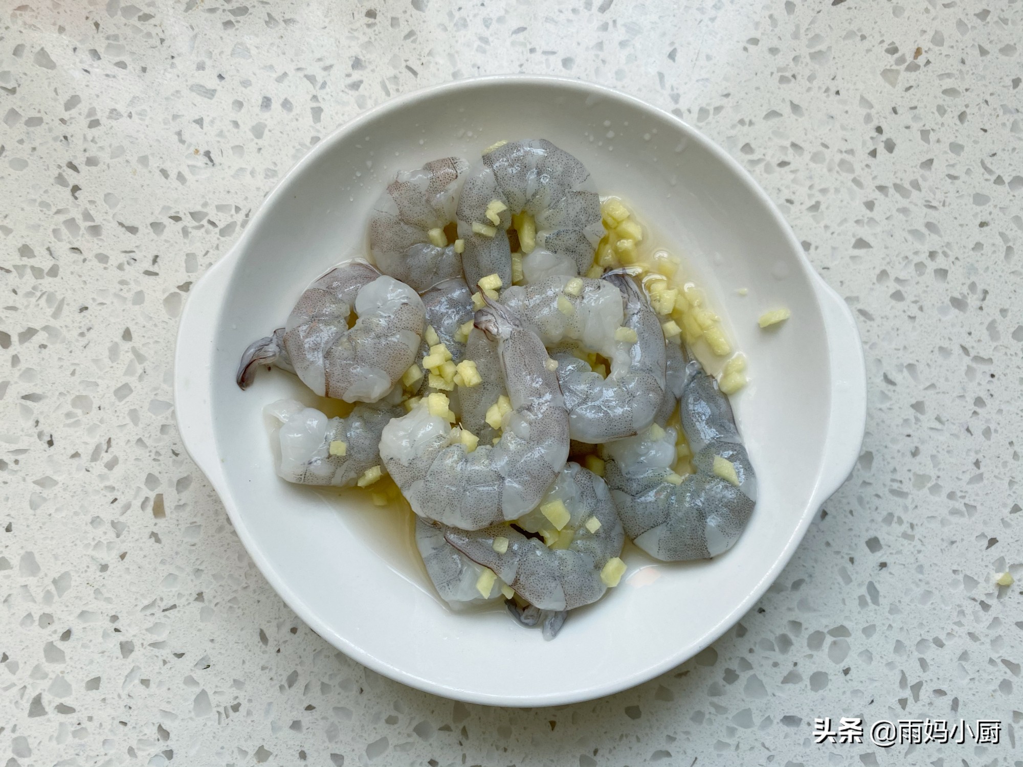 絲瓜和蝦仁一起蒸，味道鮮美又順滑，簡單易做上桌湯汁都不剩