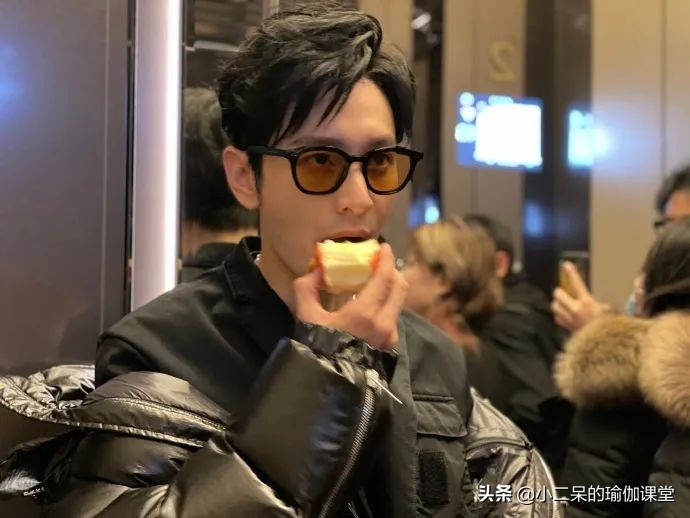 43岁黄晓明暴瘦20斤，晒出的食谱引发众议，真的