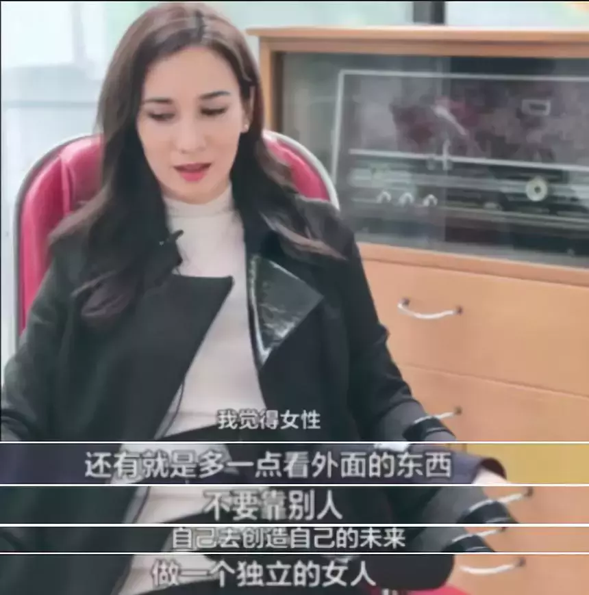 吴京夸她是上天的惊喜,她用行动证明:独立自强的女人最好命!