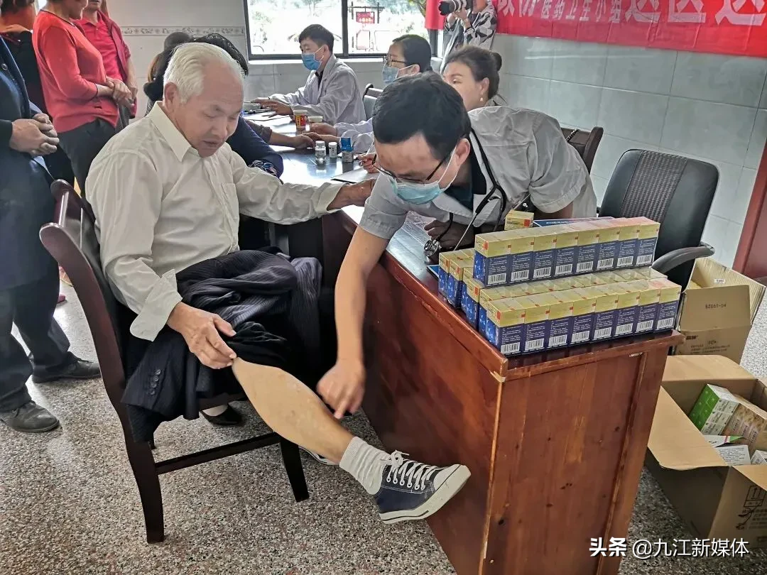 武宁县政协医药卫生小组下乡开展义诊活动