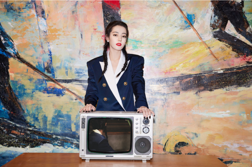 网媒曝艺人红黑榜！黄晓明杨幂被夸随和敬业，黑榜奇葩指向性明显