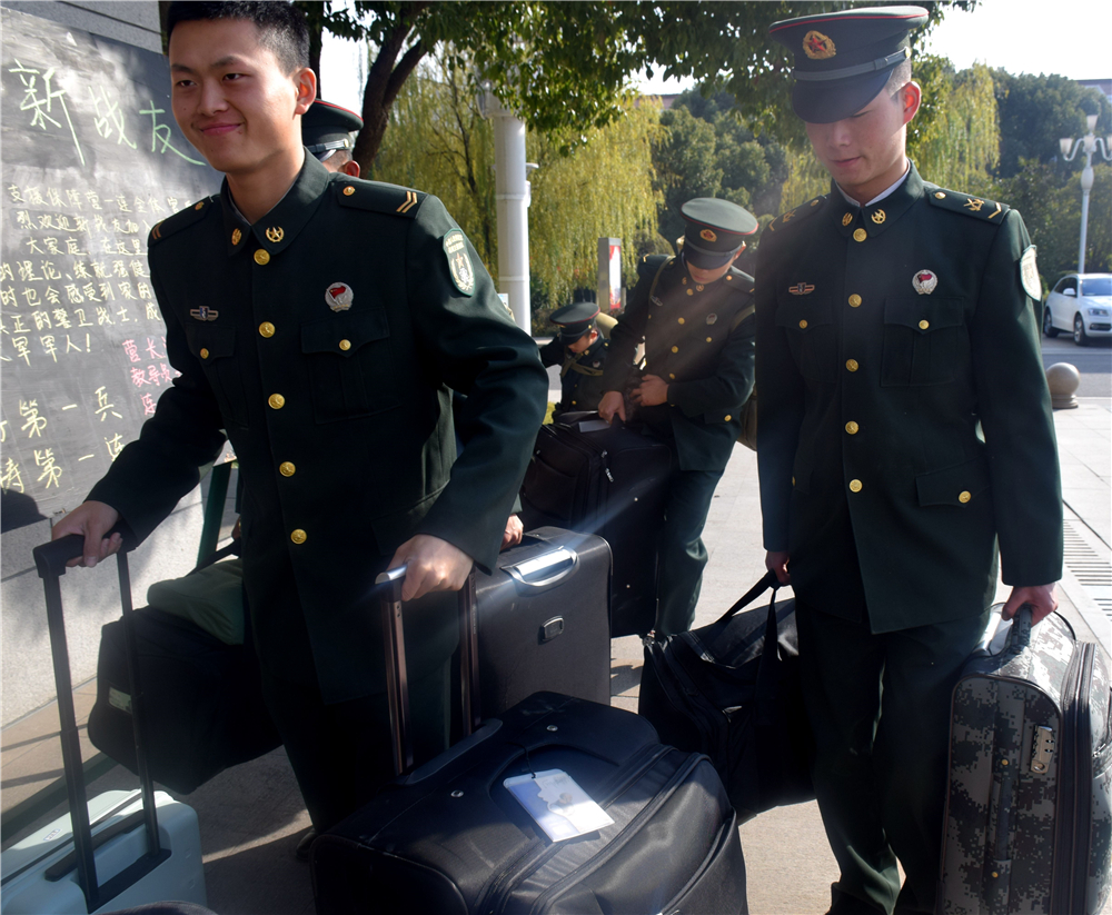 来喽，来喽，新战友们下连喽