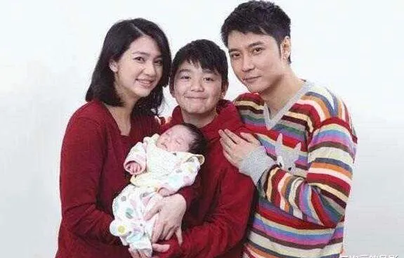 同是二婚姐弟恋，嫁对人了一个当公主宠，一个