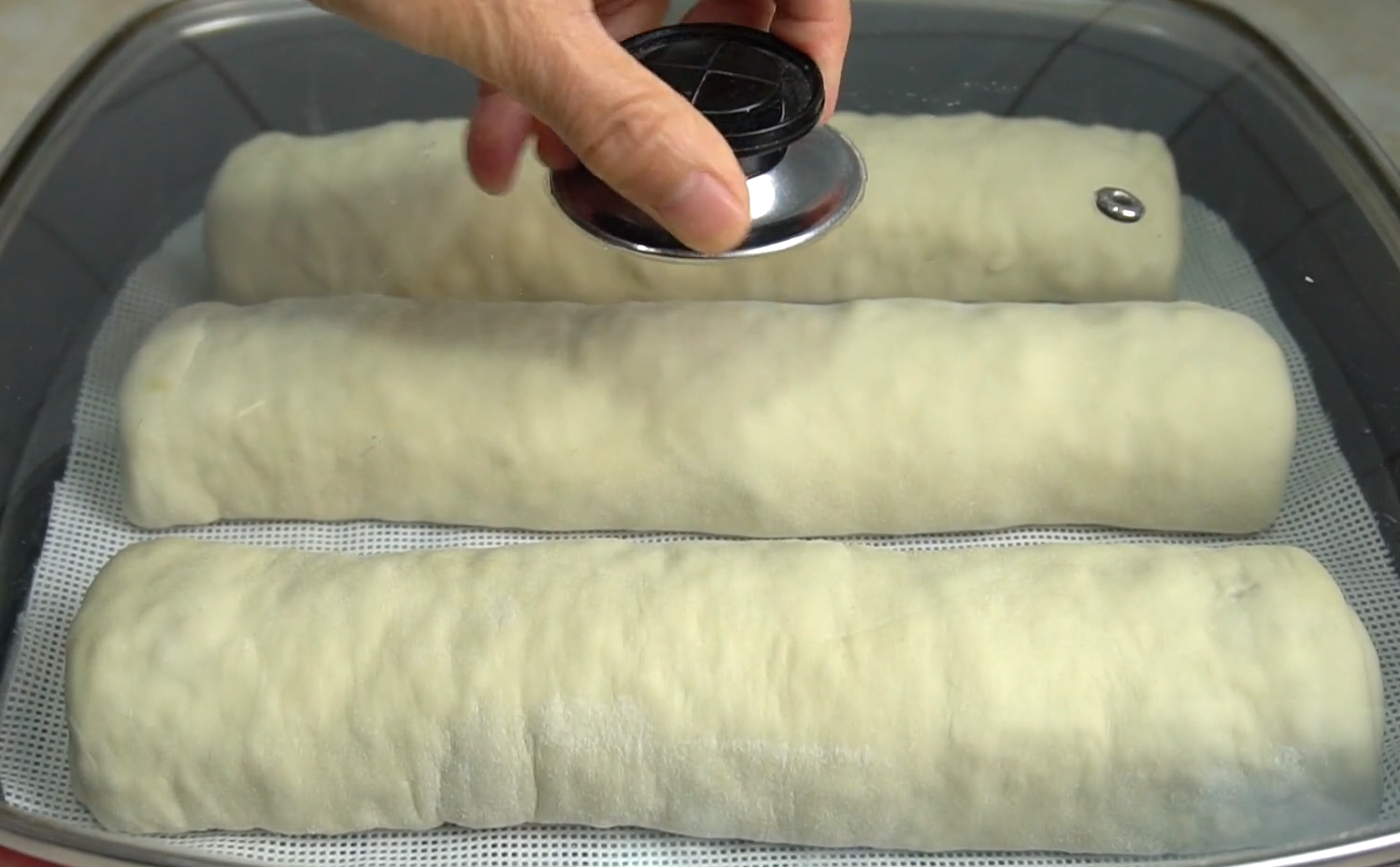 白菜這樣吃真過癮，不發麵不燙麵，一折一卷就搞定，比包子還好吃