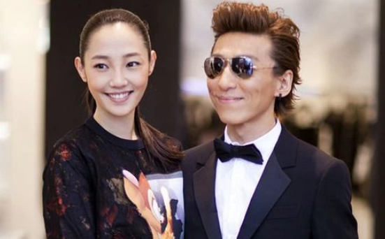 白百何一家三口同框，陈羽凡父爱满满，拉着儿子恋恋不舍让人泪目