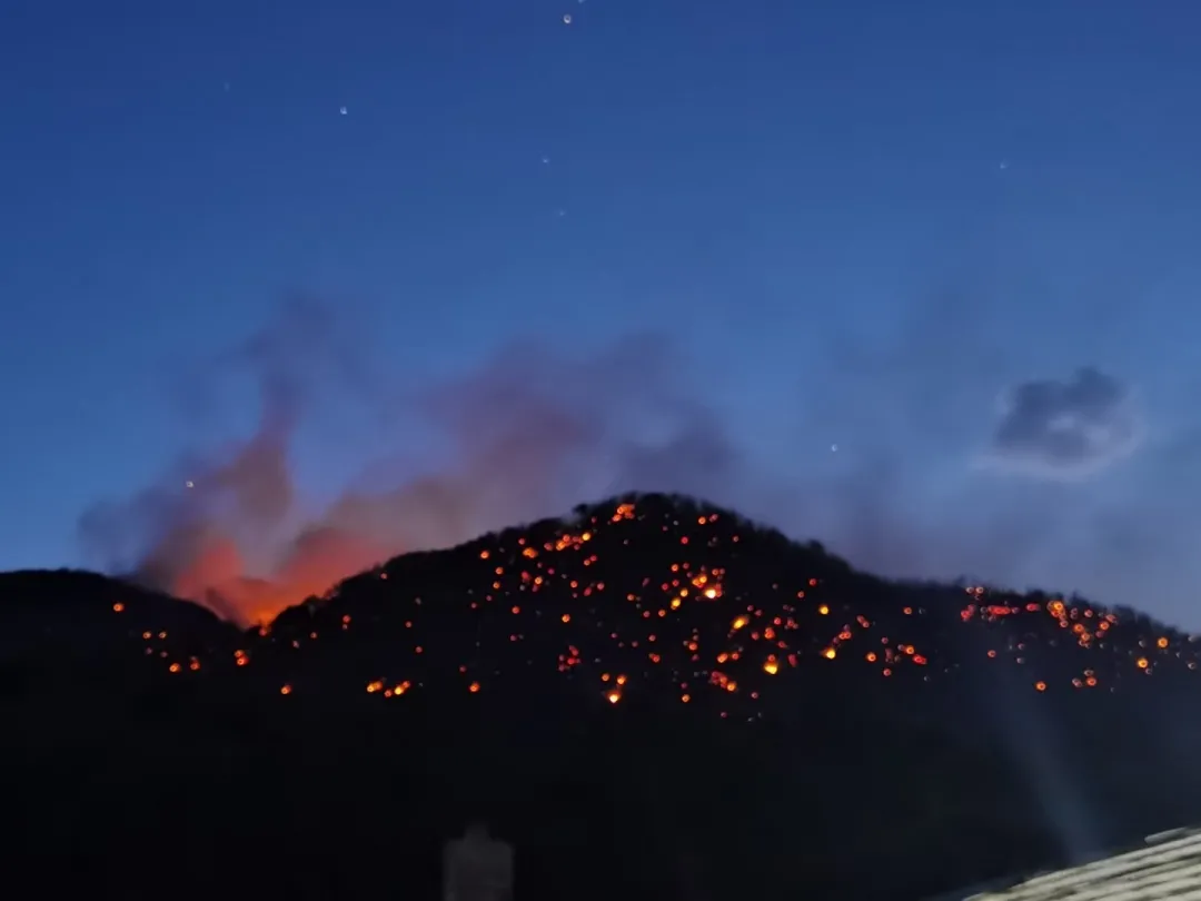 突发森林大火，600余名官兵火速增援