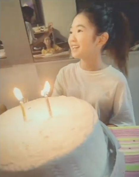 曹格为11岁女儿庆生，Grace姐姐眼神灵动，又瘦又美颜值逆袭