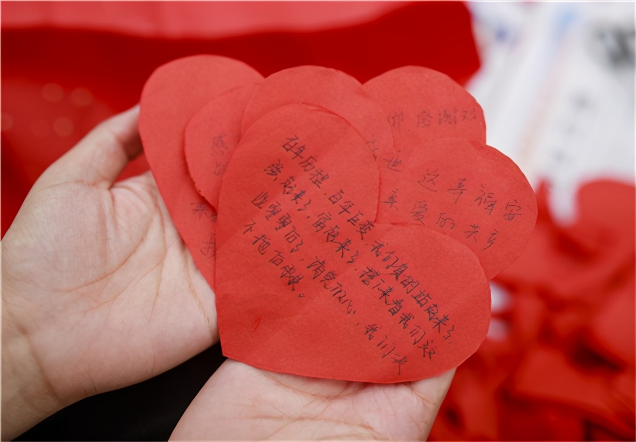 河南漯河大学生用“万颗红心”组成党徽 庆祝党的百年华诞