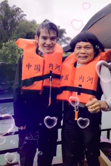 67岁八两金高调现身，坐百万豪车排场大，被指刘德华都没其嚣张