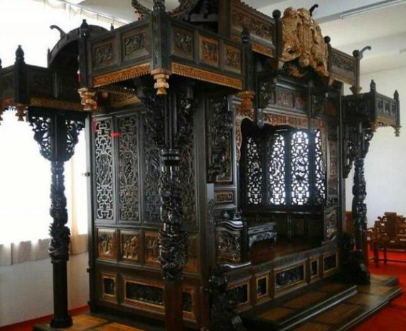 福建发现清宫3吨重“龙床”，专家劝其上交，持宝人开价5个亿