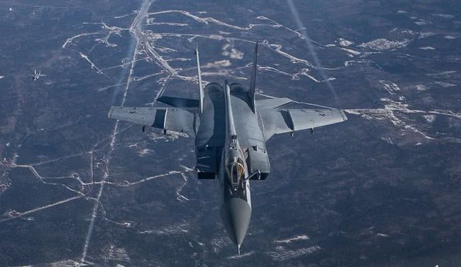 现役最大的战机有多大？和波音737停在一起时，