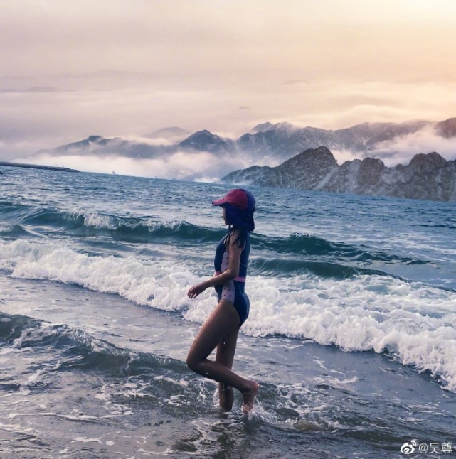 吳尊曬全家度假照表白：離不開家人，Neinei穿泳裝被讚超模