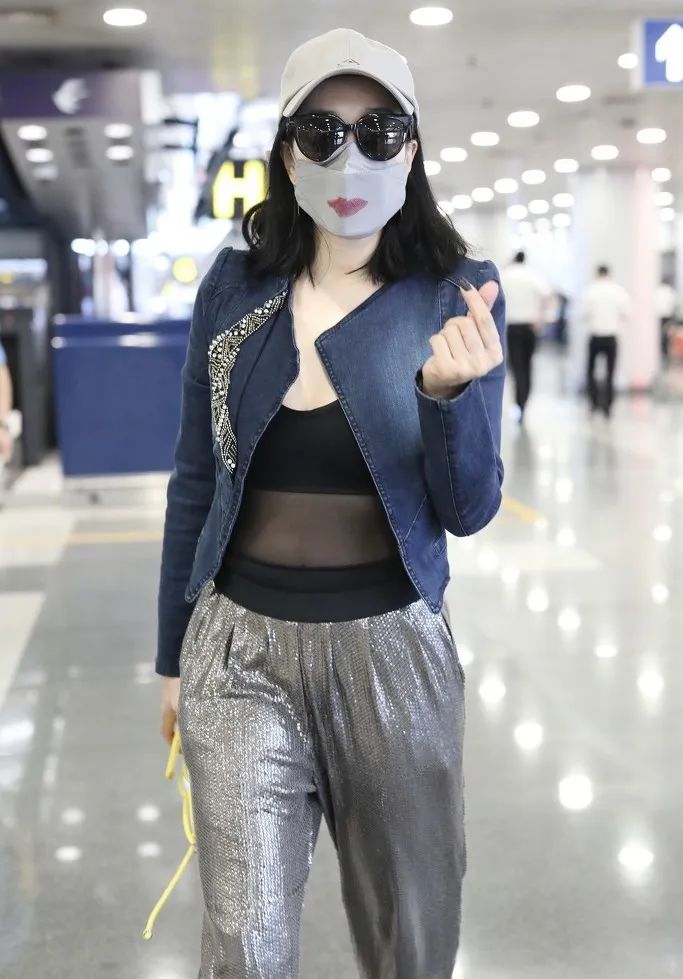 50歲鐘麗緹機(jī)場(chǎng)穿透視裝，小腹緊致腰細(xì)似少女身材，三婚后仍豪放