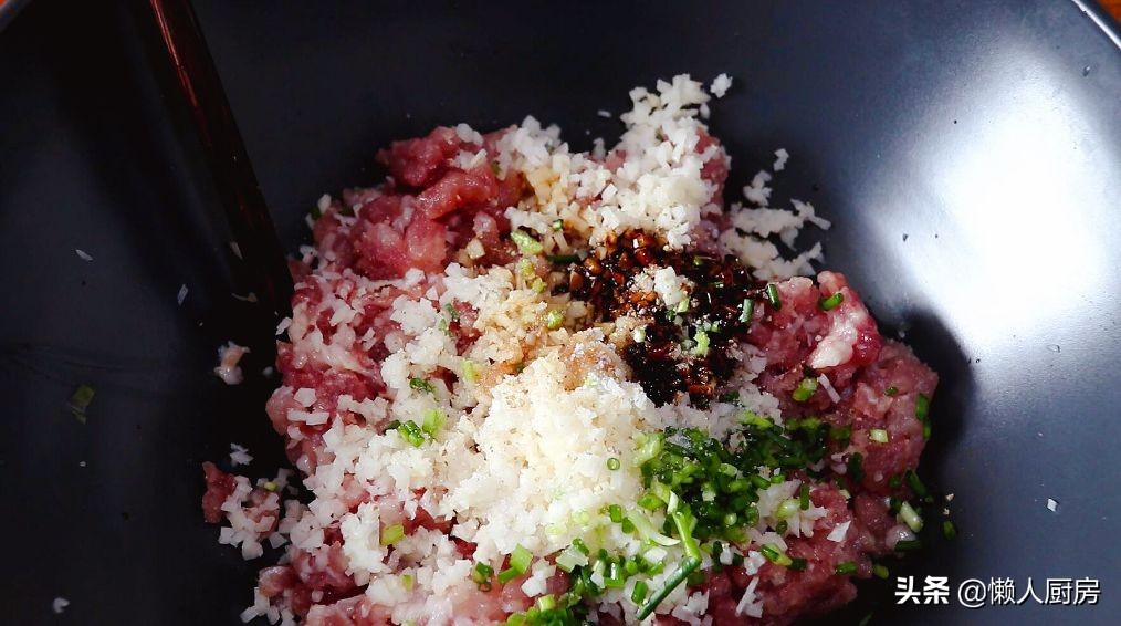 猪肉配上莲藕，既是汤又是菜，加上一点韭菜后，吃起来特别的鲜