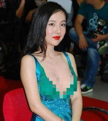 干露露爆照大秀好身材，着装大胆神态诱人，网友：想红想疯了吧