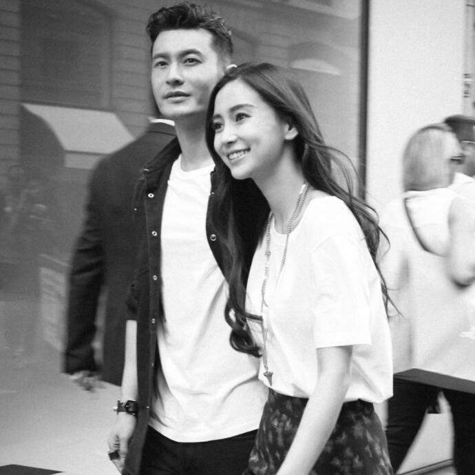 黄晓明baby罕见牵手街拍，他卷发清爽帅气，杨颖