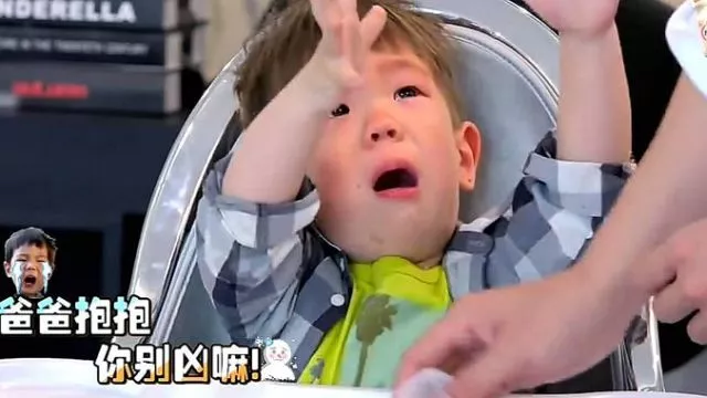 嗯哼踩疼脚崩溃大哭，霍思燕的处理方式获百万点赞，堪称教科书级