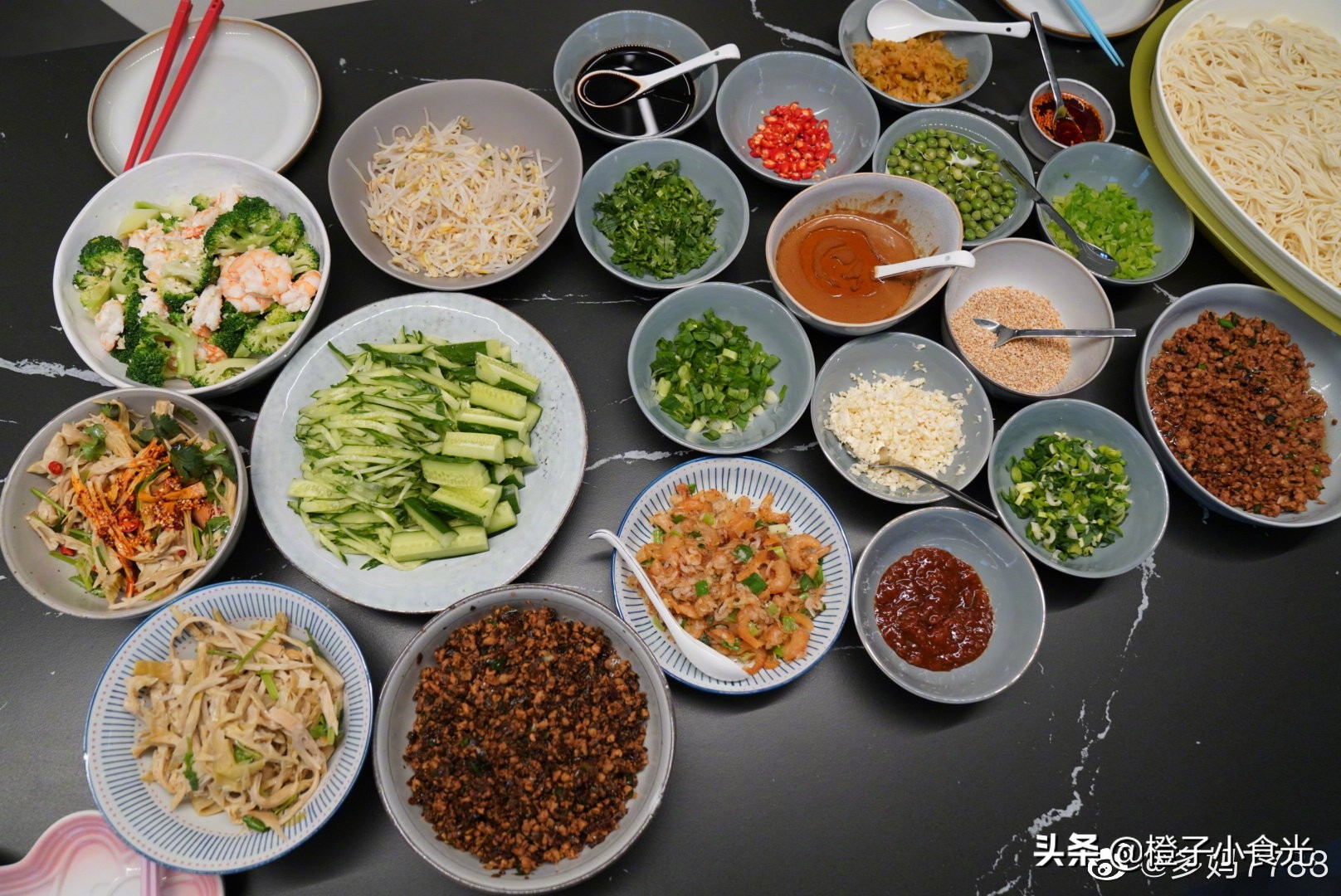 黄磊家的晚饭，吃凉面都这么“豪横”，网友：吃出满汉全席的感觉