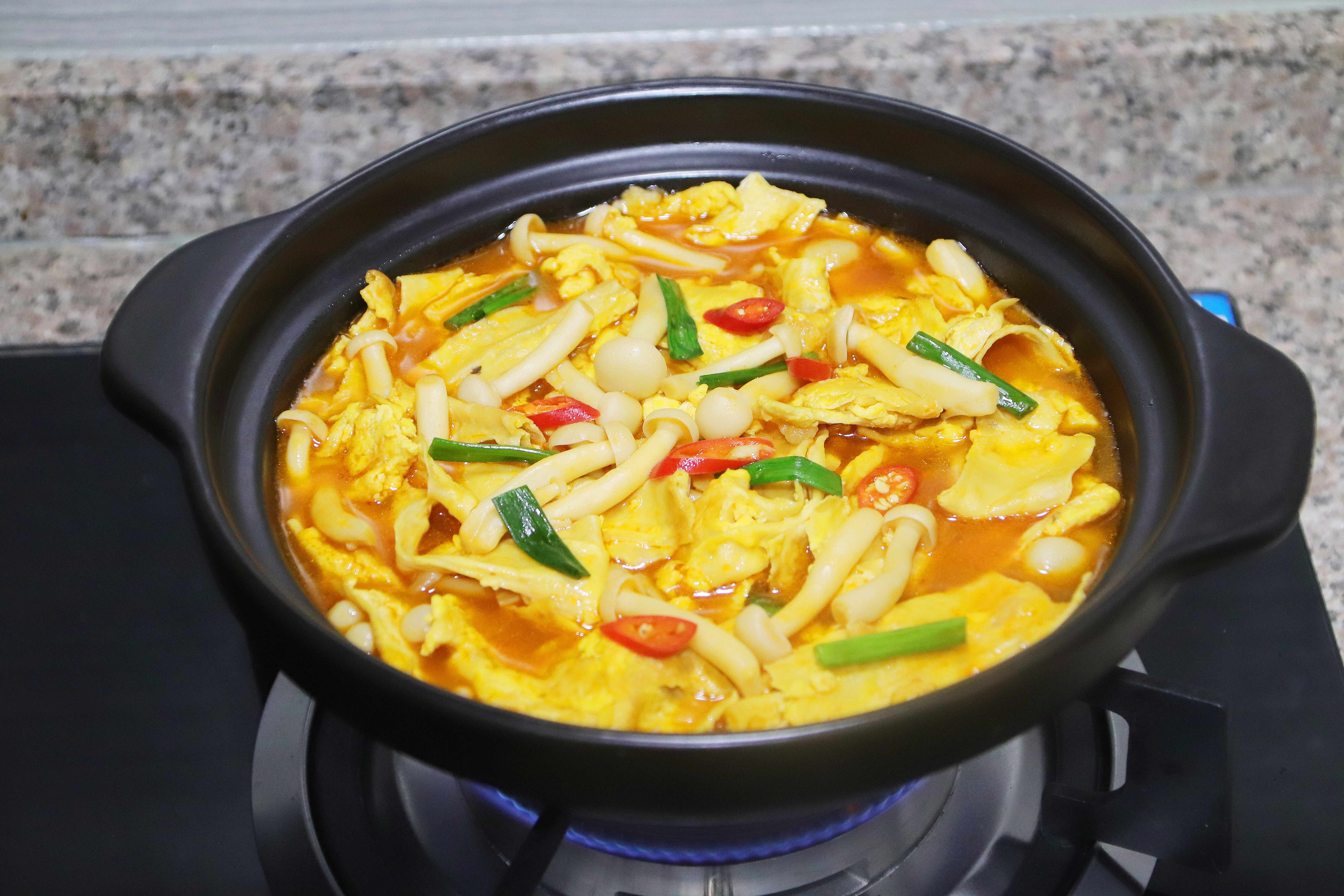 最近很火的腐竹新做法，腐竹里打入2個雞蛋，出鍋一刻饞壞全家人