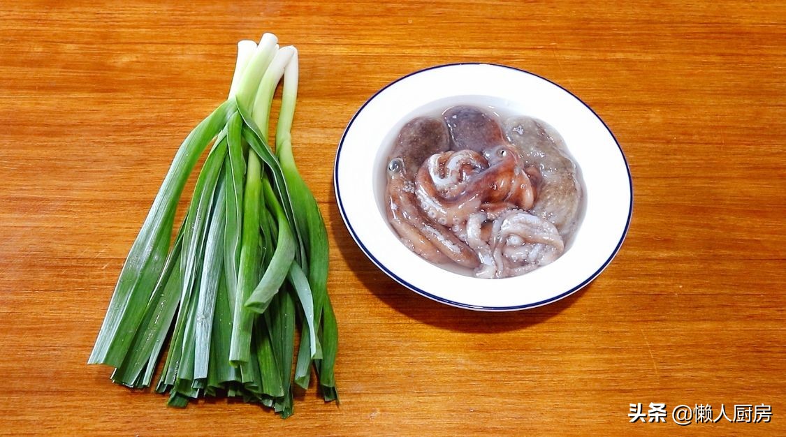 這是爆炒八爪魚的做法，水沸焯水就錯了，教你一招，吃起來不老