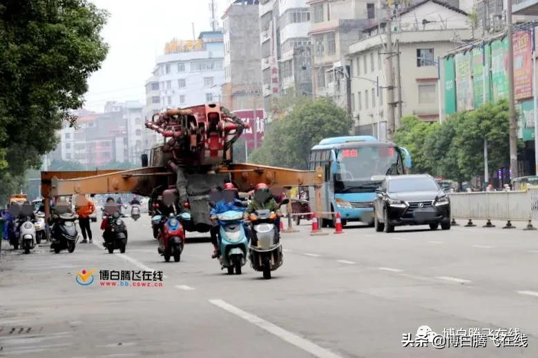 太霸道了！博白人民中路一水泥泵车占据了大半条马路，过往车辆…