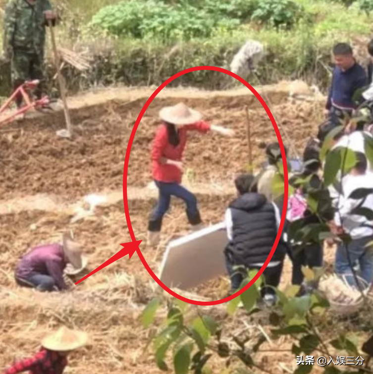 赵丽颖干农活路透曝光，看清她脚下的鞋子，有