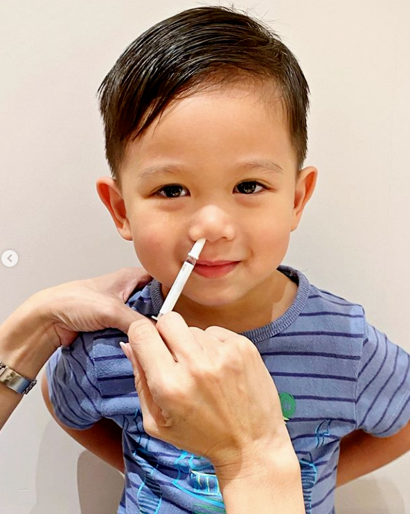 胡杏儿老公分享儿子第一天上学，奕霆不哭不闹与爸爸碰拳告别