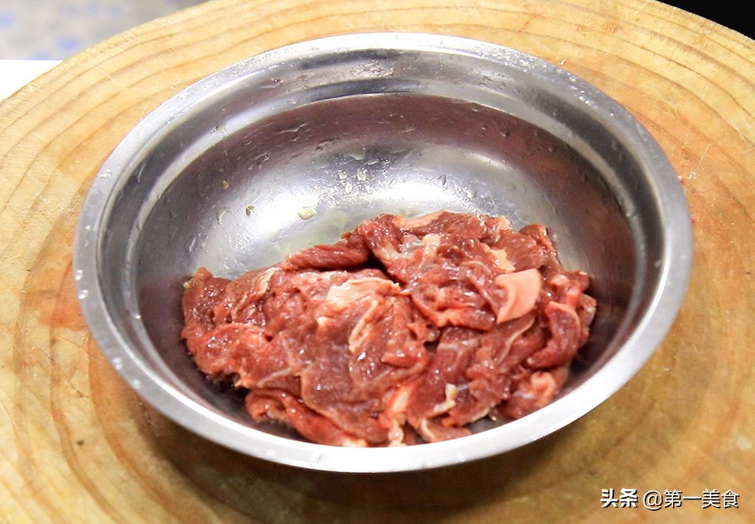 图片[2]-【葱爆牛肉】做法步骤图 关键腌制要入味 厨师长分享饭店腌制-起舞食谱网