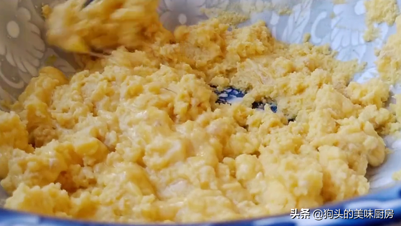 多吃粗糧好處多，用玉米麵這樣簡單一做，無油無糖，吃著更健康