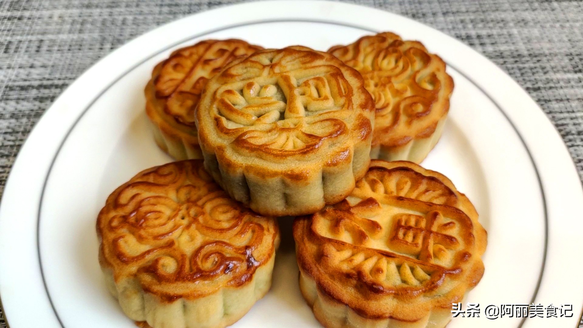 It's a mistake to put mooncakes that you can't finish eating directly