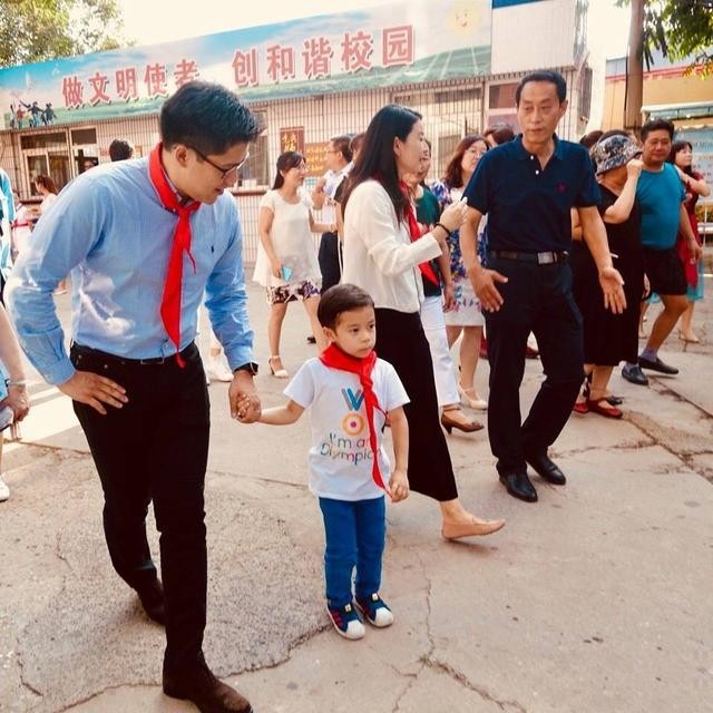 霍啟剛週末攜妻兒看畫展，兒子專注女兒秀氣，郭晶晶穿搭氣質佳