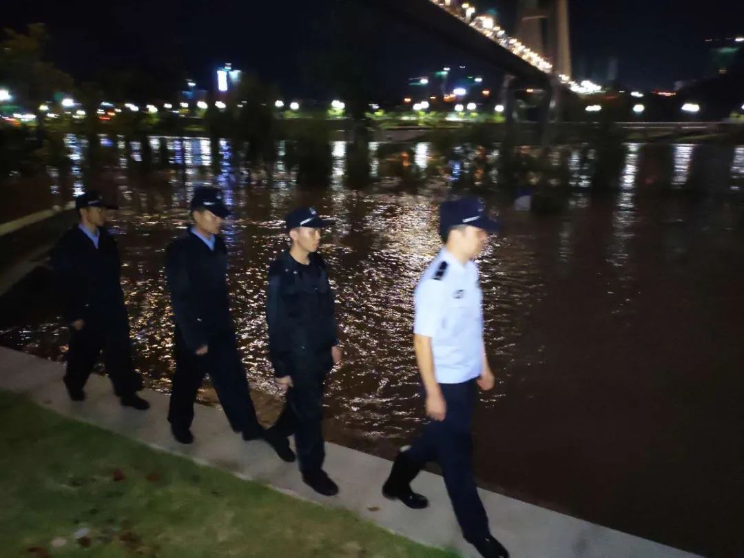 并不只是键盘侠——抗洪抢险中网警的样子