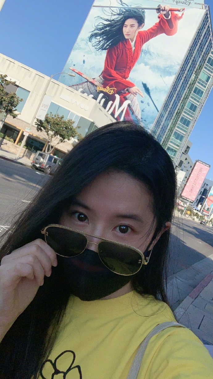 花木兰|刘亦菲合影花木兰海报秒变小迷妹