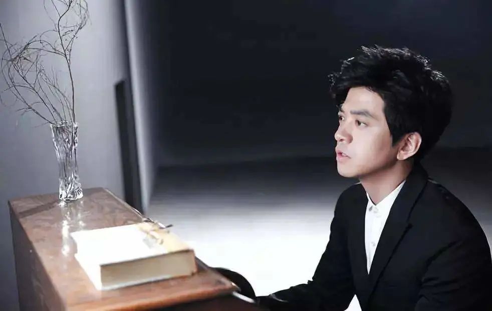 清华毕业，不买房，不用微信  46岁的李健为啥活