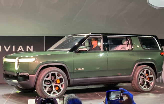 750大马力加快三秒内的七座SUV，Rivian R1S强悍登录洛杉矶市！