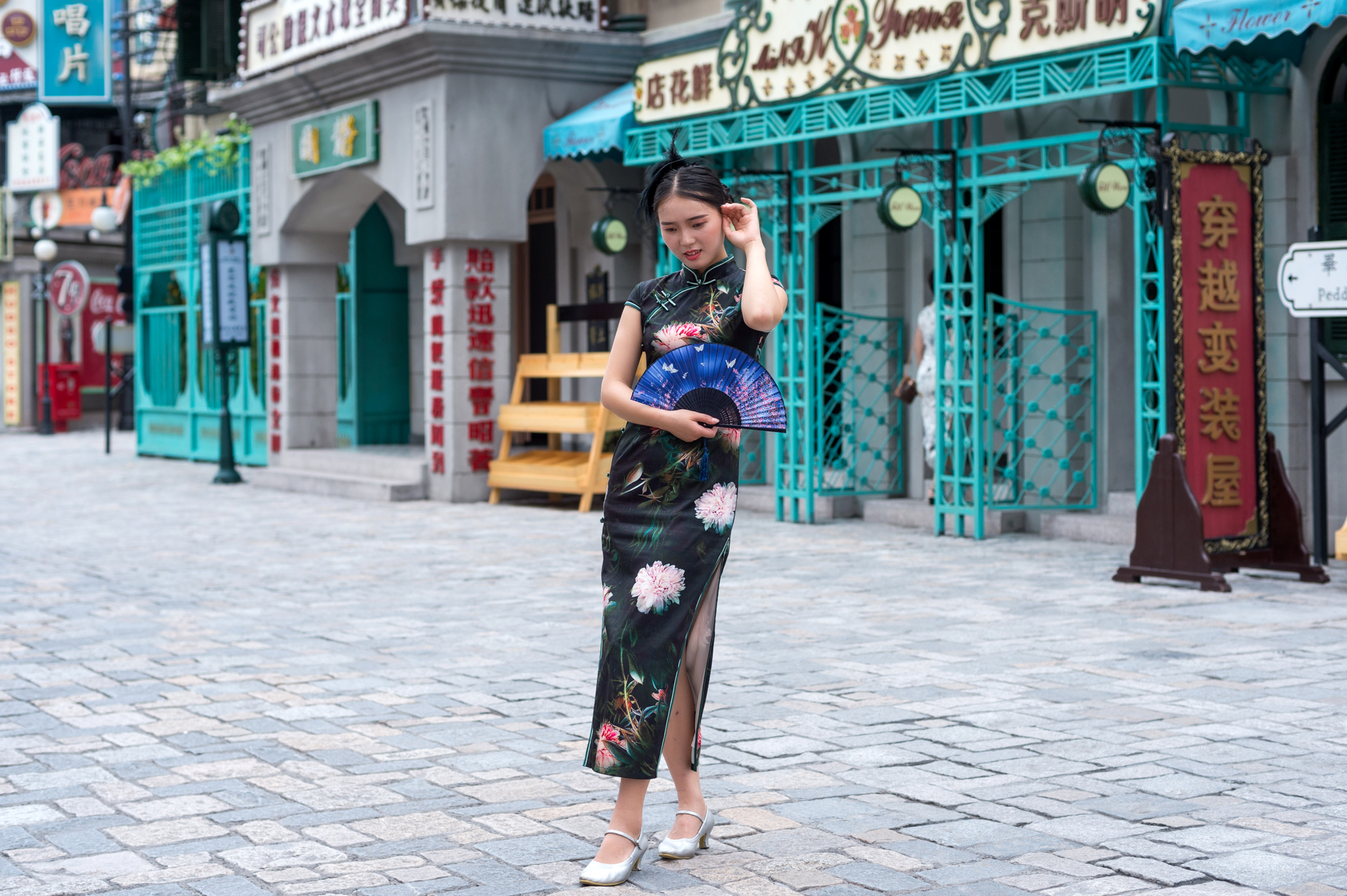 It is the birthplace of Hengdian Film and Television City. It was built for filming the Opium War. Tourists said it seemed to have passed through