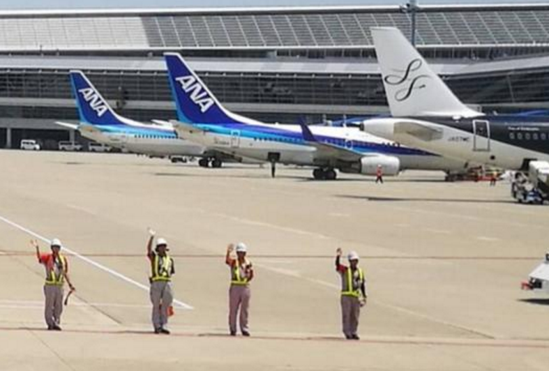 为什么飞机要起飞时，下面的工作人员会挥手？