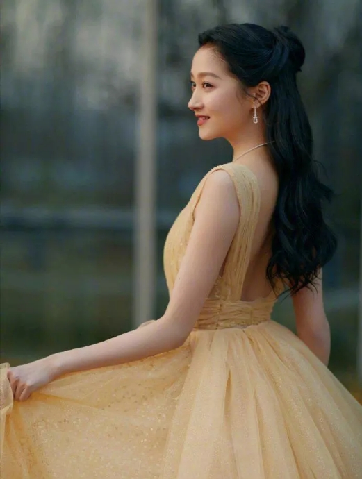 关晓彤造型师难得给力，23岁穿薄纱裙终于不像