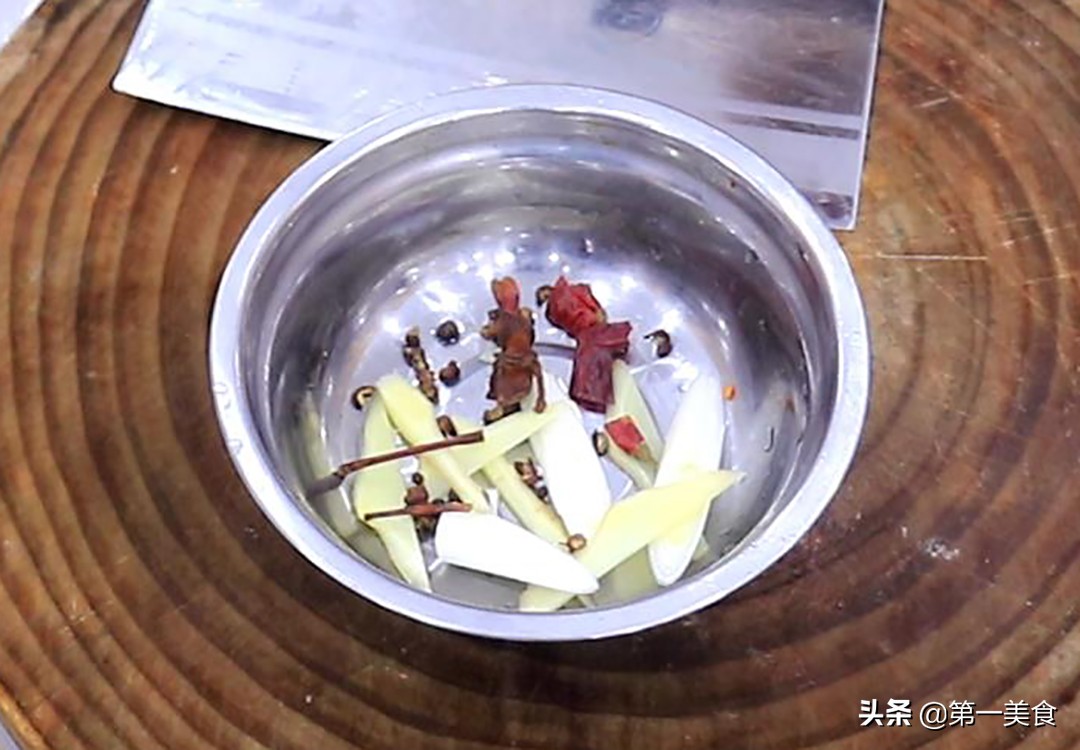 图片[8]-河南厨师长教你做地道酸汤小酥肉 软嫩不柴有窍门 酸爽可口-起舞食谱网