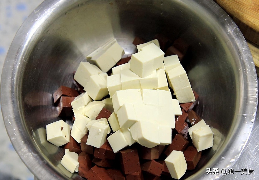 图片[2]-爱吃豆腐的要收藏了 大厨教你在家做鸭血豆腐汤 口感鲜嫩又清汤-起舞食谱网