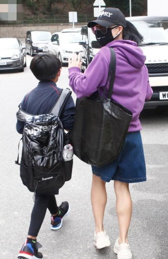 张柏芝最近身材是“反弹”了吗，侧面看似“圆