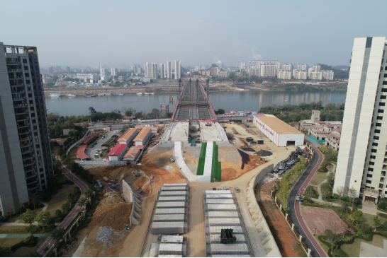 柳州市凤凰岭大桥钢箱梁顶推顺利完成