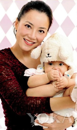 谢霆锋御用经纪人：单身生女独自抚养，一个比王菲还传奇的女人
