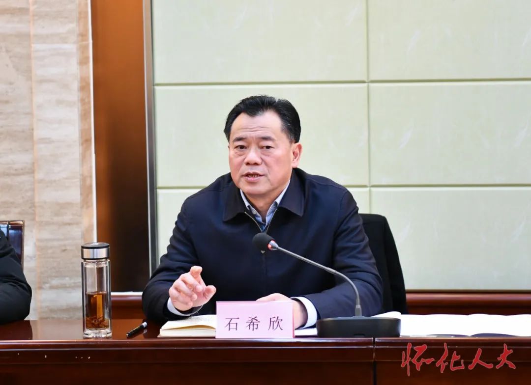 在怀全国和省人大代表集中视察我市制造业发展