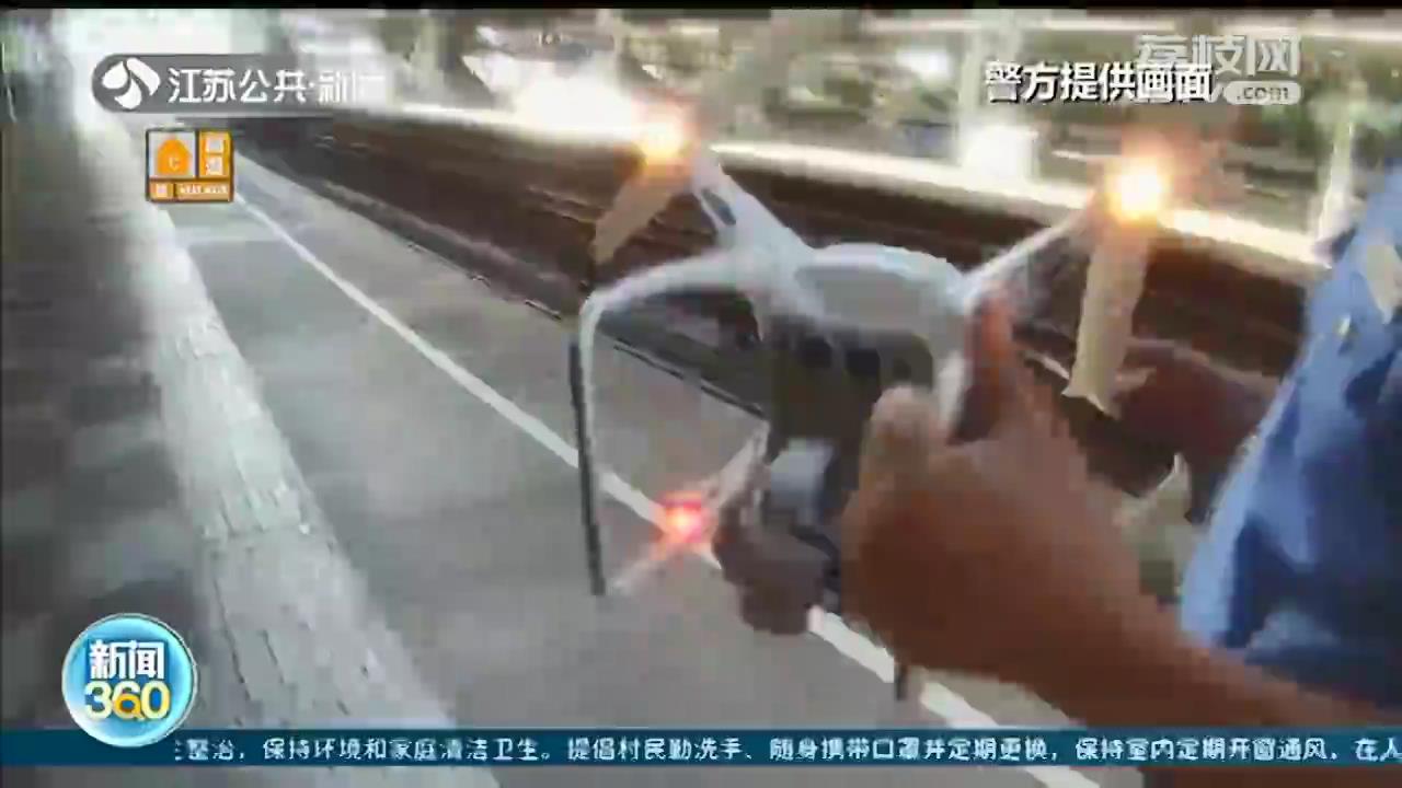 男子操作无人机失控坠入南京站铁轨 警方对其罚款500