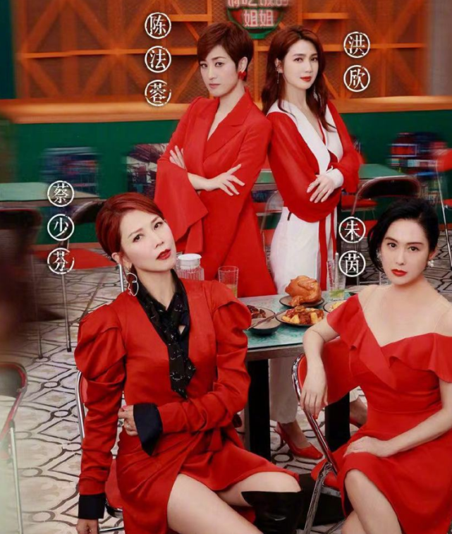 蔡少芬晒张晋视角带仨娃游泳照，2岁乐儿扎小辫学姐姐比耶，萌翻