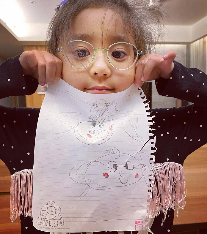 賈靜雯帶女兒眼科檢查，咘咘大眼卻“先天弱視”，家長勿掉以輕心