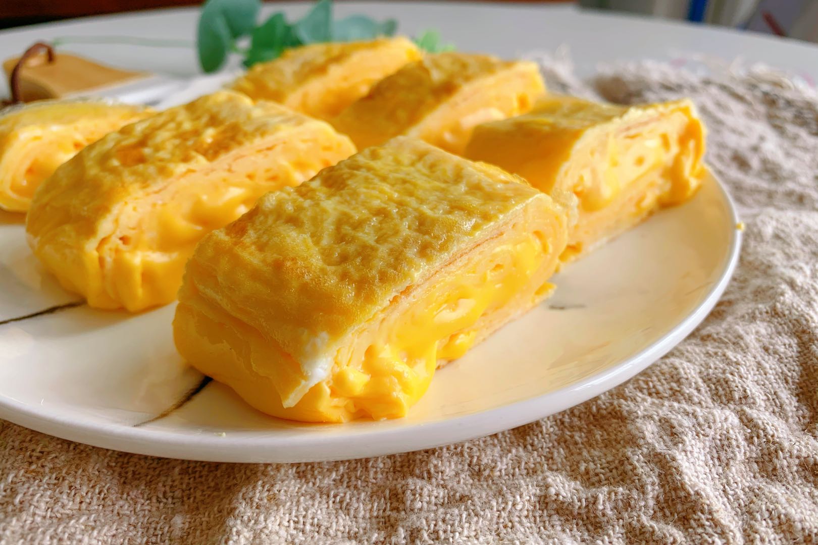 4個雞蛋，半杯牛奶，教你做奶香濃郁，一口就爆漿厚蛋燒