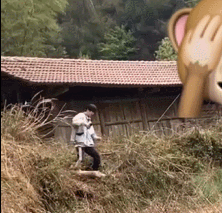 易烊千玺现身机场，却因为鞋子太脏，惨遭粉丝