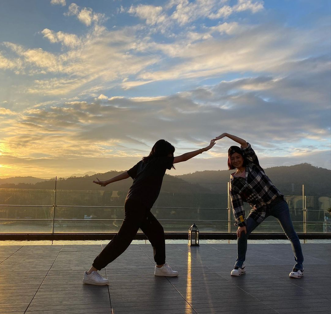 贾静雯一家五口出游，放肆晒梧桐妹正脸，身高超过妈模样却太像爸